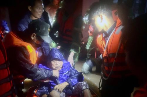 Nước lũ dâng cao đột ngột trong đêm, người dân Nha Trang lên mạng cầu cứu