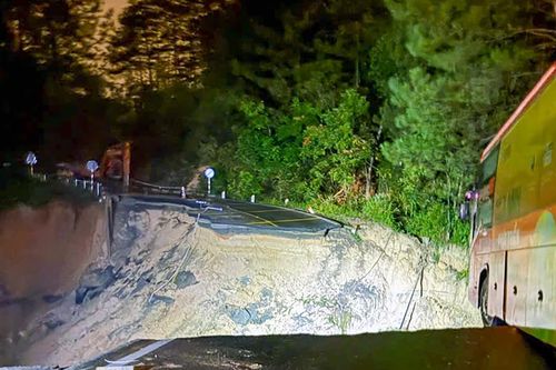 Đèo Mimosa sạt sâu 40m, thót tim cảnh xe khách ngấp nghé miệng hố