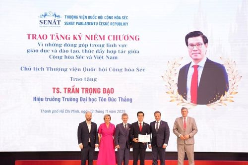 Chủ tịch Thượng viện Cộng hòa Séc trao kỷ niệm chương cho hai nhà giáo TDTU