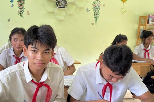 Những người cha mang quân hàm xanh - điểm tựa của trẻ vùng cao