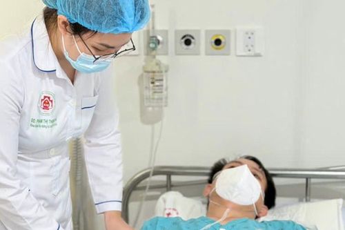 Người đàn ông 50 tuổi đến viện trong tình trạng phổi đông đặc