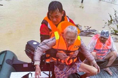 Những hình ảnh lay động, tiếp sức người dân ở tâm lũ Gia Lai