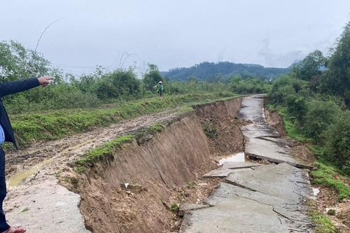 Sạt lở bờ sông Lam gây đứt gãy đường, nứt nhà dân ở xã Anh Sơn