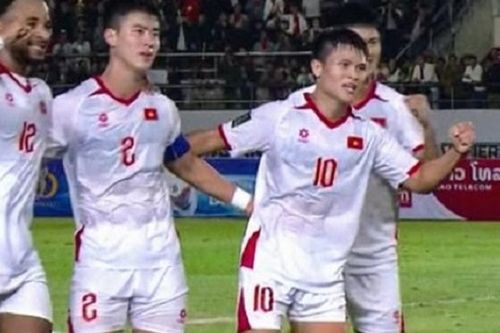 Việt Nam thắng Lào 2-0: Tuấn Hải nổi bật hơn Xuân Son