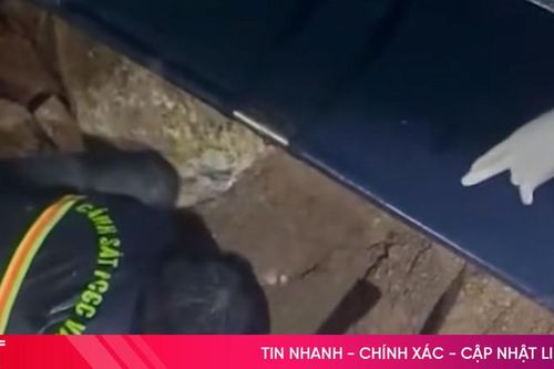 Căng thẳng giải cứu bé gái bị vùi lấp dưới căn nhà sạt lở