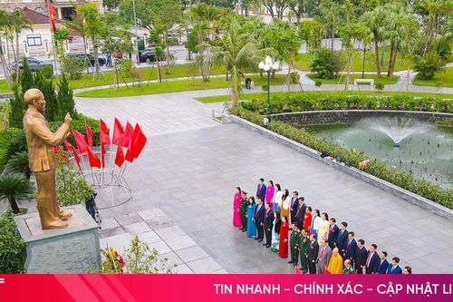 Đoàn đại biểu báo công dâng Bác trước thềm Đại hội MTTQ tỉnh lần thứ XVI