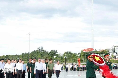 Tổng Bí thư Tô Lâm dâng hoa, dâng hương Chủ tịch Hồ Chí Minh ở Đặc khu Phú Quốc