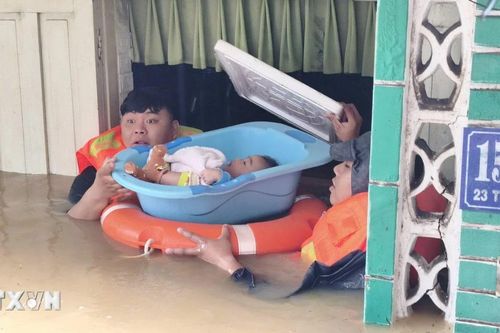 Nước lũ cuồn cuộn chảy gây ngập sâu tại nhiều khu vực ở Khánh Hòa