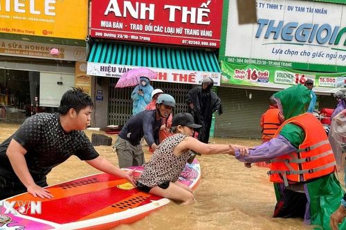 Khánh Hòa: Cứu hàng trăm người khỏi các khu vực nguy hiểm, ngập lụt nặng