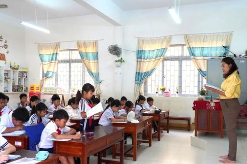 Những người vượt biển ra đảo gắn bó với sự nghiệp trồng người hơn 30 năm qua