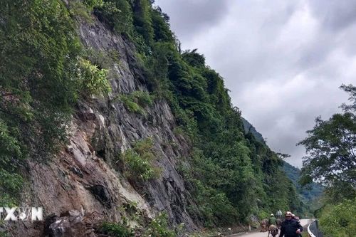Quảng Trị: Sạt lở đá trên đường Hồ Chí Minh nhánh Tây