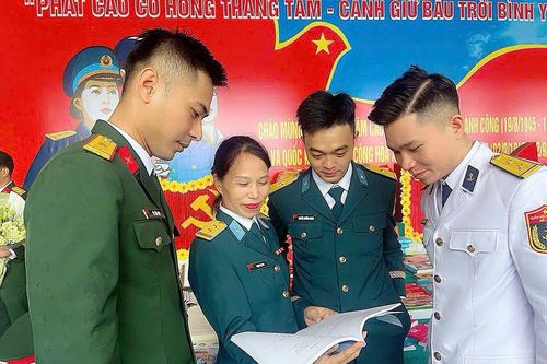 Đẹp duyên vợ chồng nhà giáo quân đội yêu màu áo lính