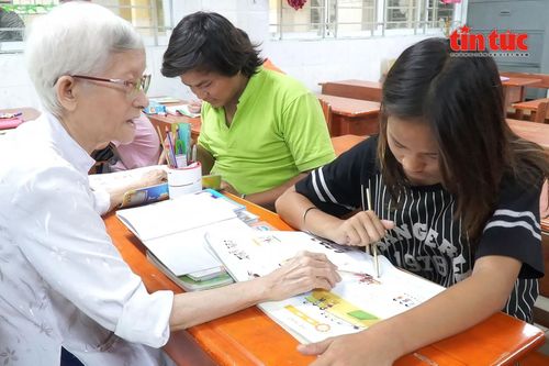 'Người lái đò' U80 và lớp học thắp sáng những mảnh đời trong đêm