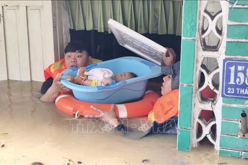 Mưa lũ gây ngập sâu nhiều khu vực ở Nha Trang