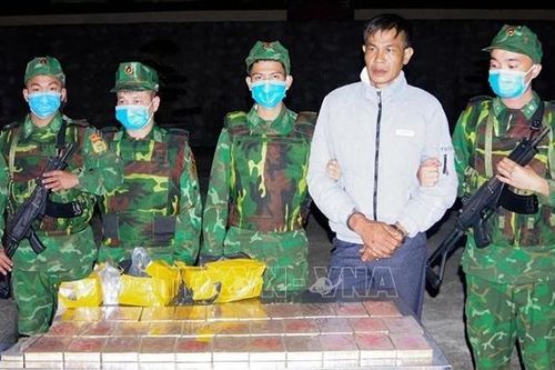 Thu giữ 32 bánh heroin và nhiều tang vật