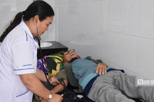 Thiếu nước sạch kéo dài, Trạm Y tế Phổ Châu 'xoay xở' bằng nước đóng chai