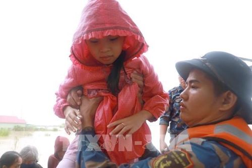 Khánh Hòa 'chạy đua' với thời gian đưa người dân vùng lũ đến nơi an toàn