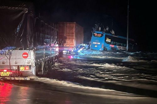 Khánh Hòa: Cứu 33 người trên xe khách bị mất lái do dòng lũ chảy xiết