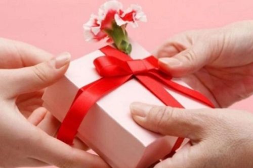 Tặng quà cho cô giáo