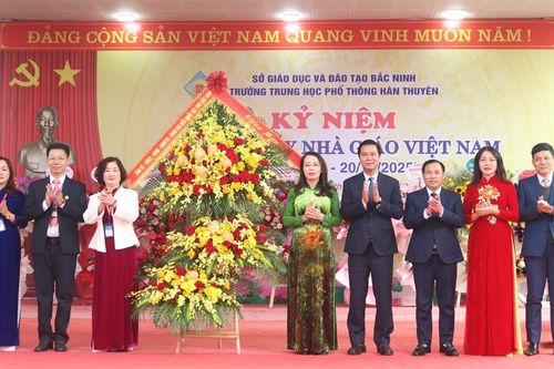 Phó Bí thư Thường trực Tỉnh ủy Nguyễn Thị Hương tri ân các nhà giáo tại Trường Trung học phổ thông Hàn Thuyên