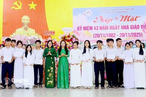 Lãnh đạo tỉnh Đồng Nai dự họp mặt kỷ niệm 43 năm ngày Nhà giáo Việt Nam
