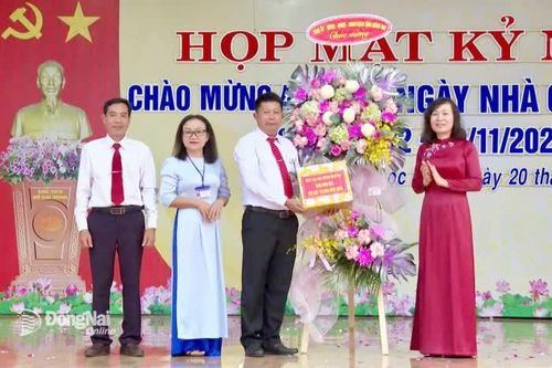 Phó Bí thư Tỉnh ủy Huỳnh Thị Hằng dự họp mặt 20-11 tại Trường THPT Lộc Ninh