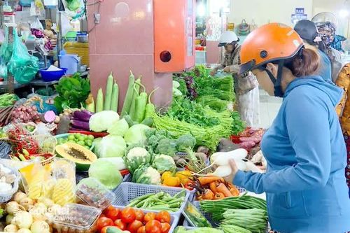 Cả tiểu thương, người tiêu dùng đều 'sốc' vì giá rau