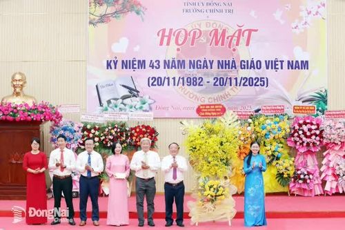 Trường Chính trị tỉnh họp mặt kỷ niệm 43 năm ngày Nhà giáo Việt Nam