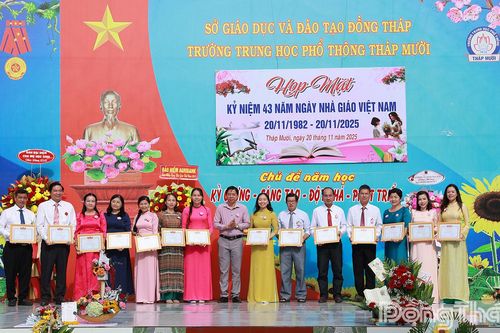 Trường Trung học phổ thông Tháp Mười họp mặt kỷ niệm nhân Ngày Nhà giáo Việt Nam 20-11