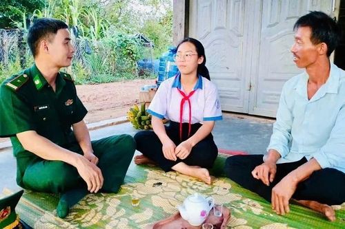 Trái tim người thầy 'thắp lửa' tri thức nơi phên giậu Tổ quốc