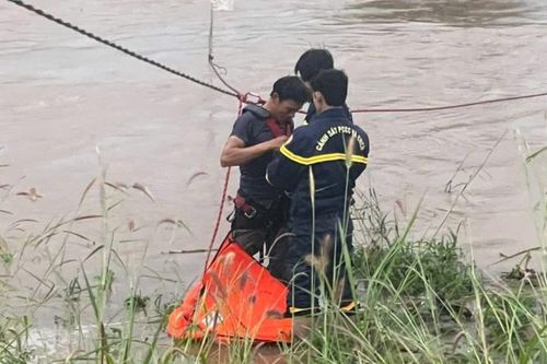 Ia Le: Giải cứu thành công 2 người bị mắc kẹt giữa dòng nước lũ