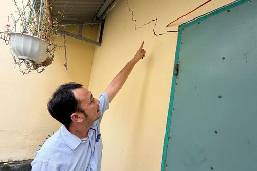 Hiện tượng lạ tại xã Ia Rsai, nhiều nhà dân và trụ sở xuất hiện vết nứt sau lũ