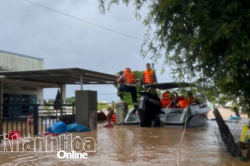 Gần 900 người trong vùng lũ được đưa đến nơi an toàn