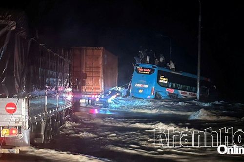 Kịp thời giải cứu 33 người trên xe khách bị lũ cuốn