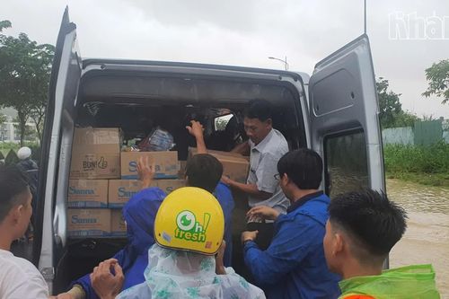 Hàng chục chuyến xe tình nguyện hỗ trợ nhu yếu phẩm cho người dân vùng lũ