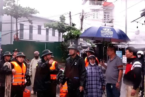 Lực lượng Bộ đội Biên phòng Khánh Hòa xuyên đêm giúp dân chạy lũ