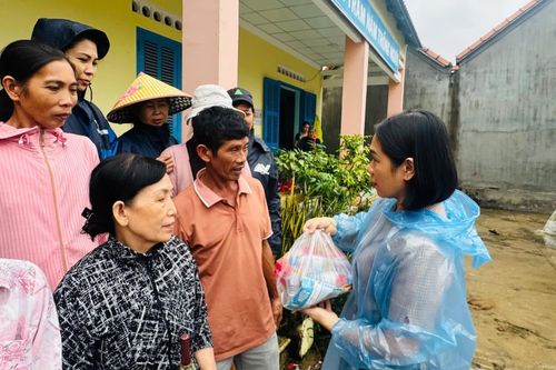 Ủy ban MTTQ Việt Nam tỉnh kịp thời hỗ trợ nhu yếu phẩm cho người dân vùng lũ