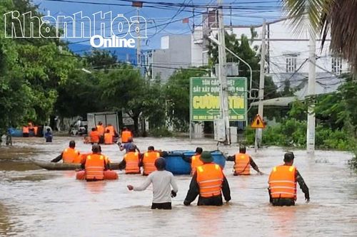 Trung đoàn Bộ binh 896 sát cánh cùng người dân vùng lũ