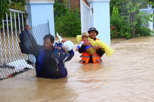 Hơn 100 cán bộ, học viên Học viện Hải quân nỗ lực ứng cứu người dân