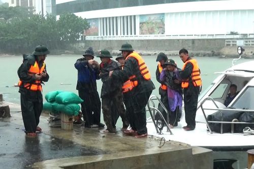 Bộ đội Biên phòng Khánh Hòa cứu 3 ngư dân trôi dạt trên vịnh Nha Trang