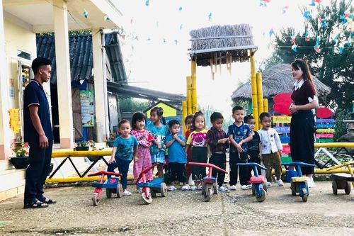 Những bông hoa thơm giữa đời