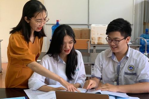 Chữ 'Tâm' trên bục giảng