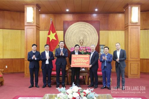 Lãnh đạo UBND tỉnh tiếp nhận ủng hộ 2,7 tỷ đồng từ Tổng Công ty Đầu tư và Kinh doanh vốn nhà nước