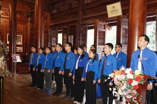 Tỉnh đoàn Lào Cai báo công dâng Bác và các anh hùng liệt sĩ trước thềm Đại hội Đoàn TNCS Hồ Chí Minh tỉnh Lào Cai lần thứ Nhất
