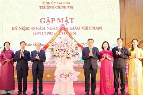 Trường Chính trị tỉnh gặp mặt kỷ niệm 43 năm Ngày Nhà giáo Việt Nam