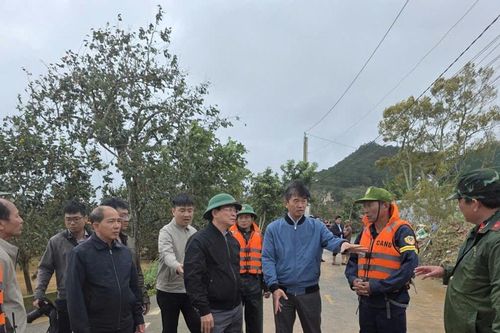 Chủ tịch UBND tỉnh Lâm Đồng Hồ Văn Mười trực tiếp kiểm tra và chỉ đạo khắc phục hậu quả mưa lũ tại xã D'ran