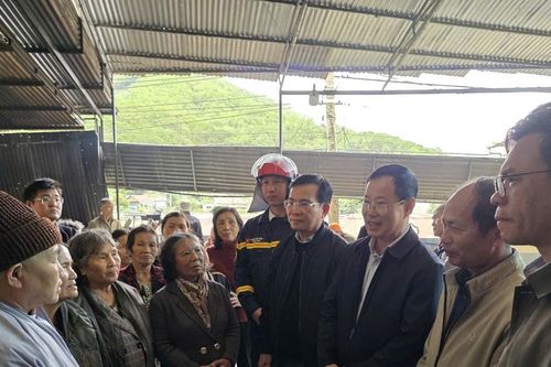 Chủ tịch UBND tỉnh Lâm Đồng Hồ Văn Mười thăm, động viên người dân sơ tán tránh lũ tại xã D'ran