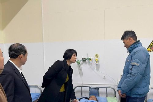 Chủ tịch Ủy ban MTTQ Việt Nam tỉnh Lâm Đồng Phạm Thị Phúc thăm, động viên cháu bé bị nạn do sạt lở đất
