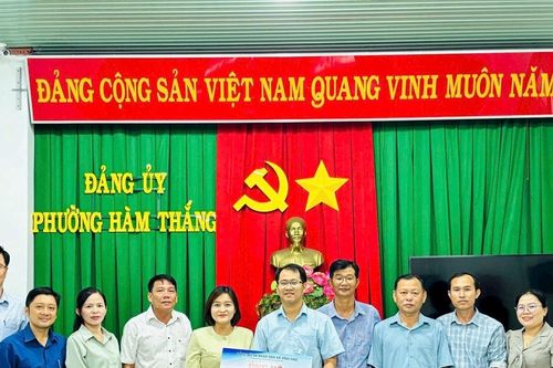 Xã Vĩnh Hảo hỗ trợ các địa phương khắc phục hậu quả sau ngập lụt