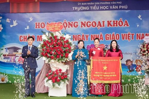 Trường Tiểu học Vân Phú đón nhận Cờ thi đua của Chính phủ